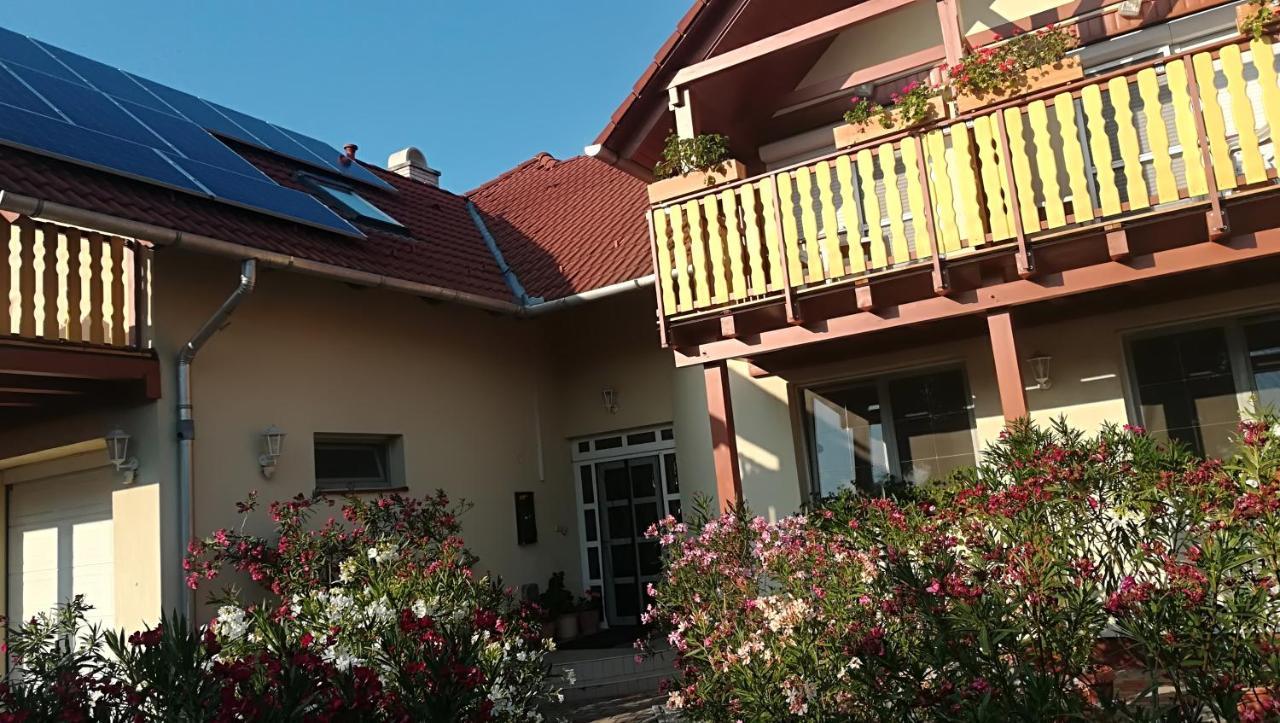 Hotel Haus Marika Siófok Exterior foto