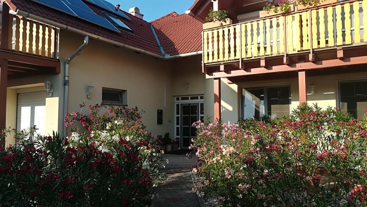 Hotel Haus Marika Siófok Exterior foto